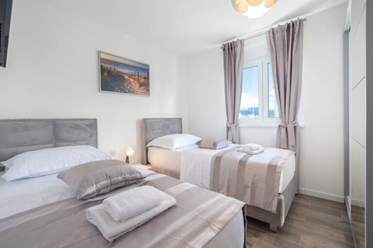 Twin bedroom in the Red Apartment
